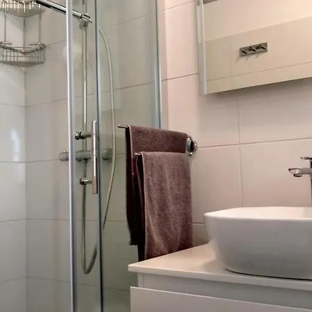 Eli Apartman *